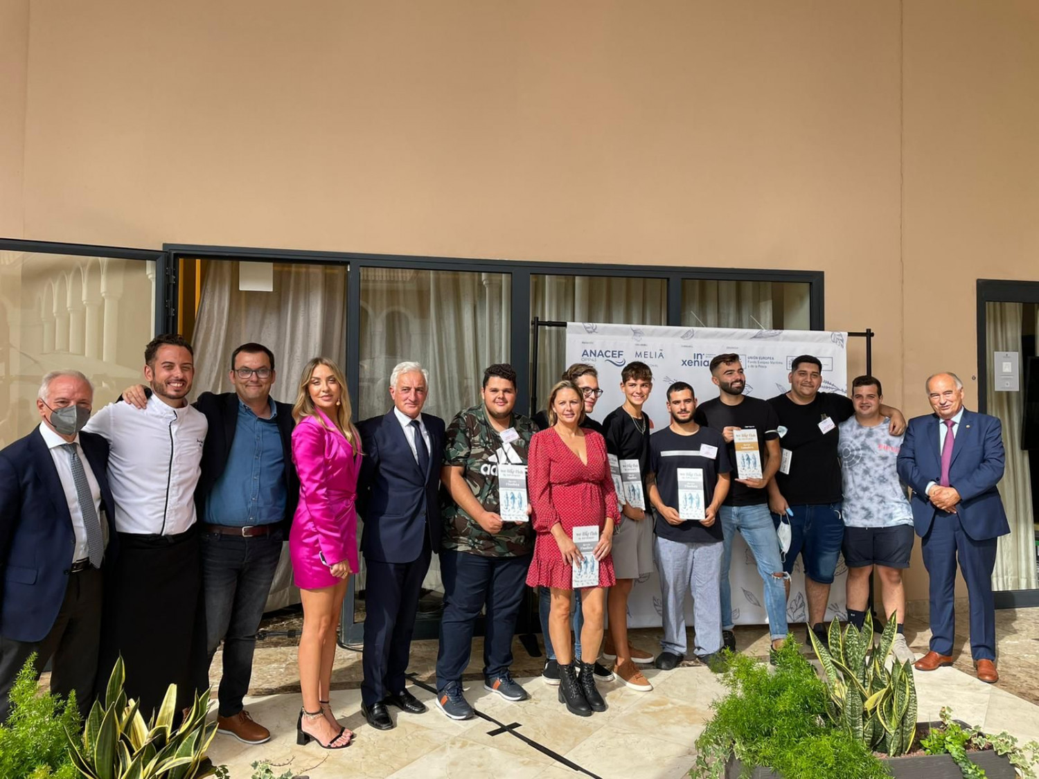 1635152118 participantes y jurado posan con el ganador el cuarto por la derecha 