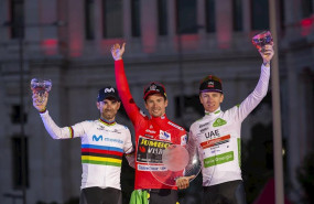 ep alejandro valverde primoz roglic y tadej pogacar en el podio final de la vuelta a espana de 2019