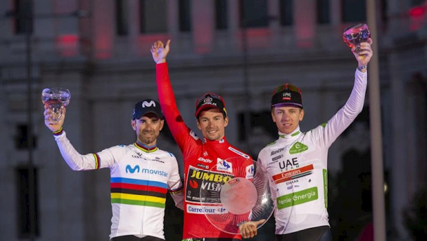 ep alejandro valverde primoz roglic y tadej pogacar en el podio final de la vuelta a espana de 2019