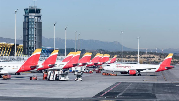 ep archivo   aviones de iberia aparcados en las pistas en el aeropuerto adolfo suarez madrid barajas