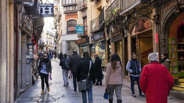 ep archivo   ciudadanos paseando por una calle en toledo