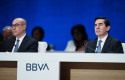 ep archivo   el presidente de bbva carlos torres vila d y el ceo de bbva onur gen i durante una