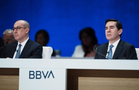 ep archivo   el presidente de bbva carlos torres vila d y el ceo de bbva onur gen i durante una