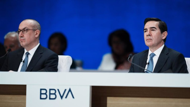 ep archivo   el presidente de bbva carlos torres vila d y el ceo de bbva onur gen i durante una