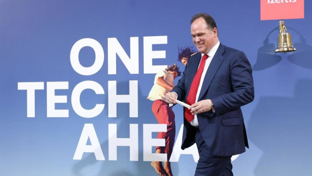 ep archivo   el presidente y ceo de izertis pablo martin con la cuerda de la campana tras romperse