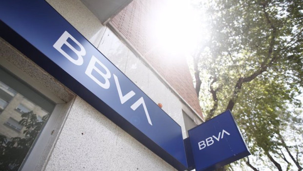 ep archivo   imagen del nuevo logo del bbva en una oficina del banco en madrid