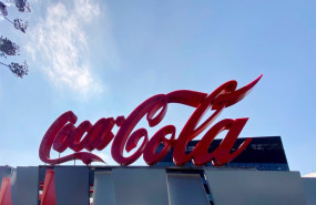 ep archivo   logotipo de coca cola a las puertas de su sede