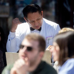 ep archivo un camarero de nacionalidad extranjera atendiendo a unos clientes en una terraza de ep archivo un camarero de nacionalidad extranjera atendiendo a unos clientes en una terraza de