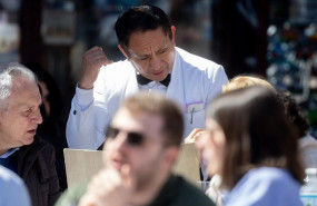 ep archivo   un camarero de nacionalidad extranjera atendiendo a unos clientes en una terraza de