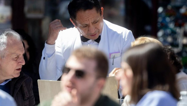 ep archivo   un camarero de nacionalidad extranjera atendiendo a unos clientes en una terraza de