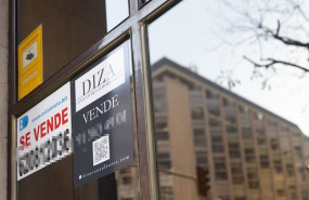 ep archivo   un cartel de se vende pegado en un portal 20260202104304