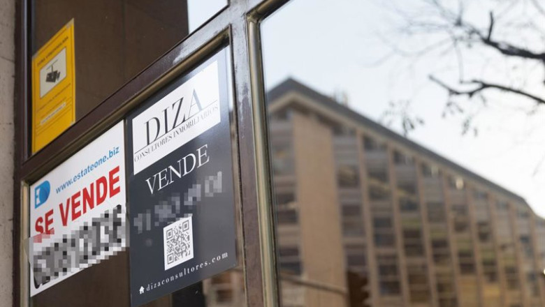 Archivo - Un cartel de 'Se vende' pegado en un portal. | Eduardo Parra - Europa Press - Archivo ep archivo un cartel de se vende pegado en un portal 20260202104304