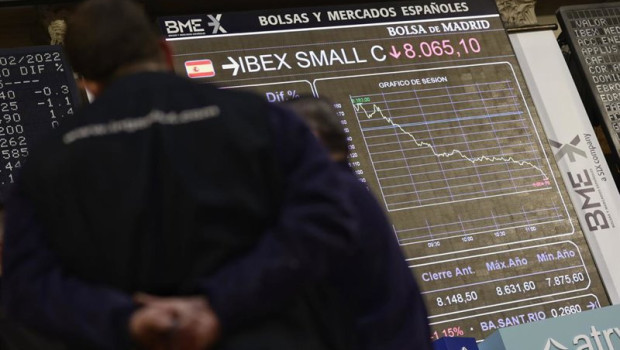ep archivo   un panel con valores del ibex 35 en una imagen de archivo
