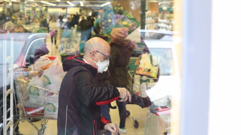 Una hombre haciendo la compra durante el confinamiento | Marta Fernández - Europa Press - Archivo ep archivo una hombre haciendo la compra durante el confinamiento