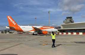 ep archivo   una operaria guia un avion en el aeropuerto de almeria