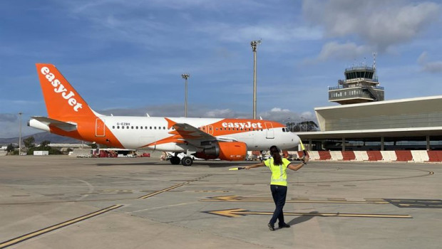 ep archivo   una operaria guia un avion en el aeropuerto de almeria
