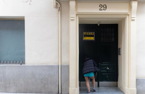 ep archivo   una persona pasa a un edificio donde hay un cartel de se alquila