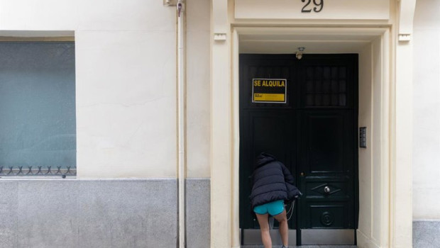 ep archivo   una persona pasa a un edificio donde hay un cartel de se alquila