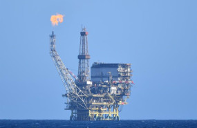 ep archivo   una plataforma de gas y petroleo frente a la costa de libia en el mediterraneo central