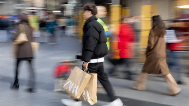 ep archivo   varias personas con bolsas de sus compras