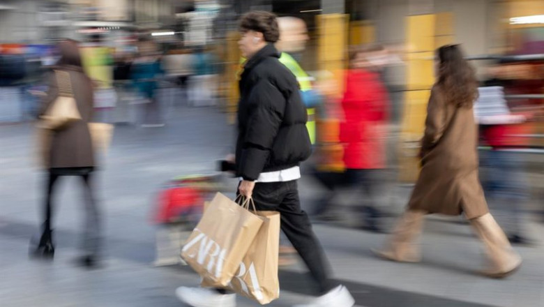 ep archivo   varias personas con bolsas de sus compras