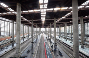 ep archivo varias personas en las vias de la estacion puerta de atocha almudena grandes a 30 de ep archivo varias personas en las vias de la estacion puerta de atocha almudena grandes a 30 de
