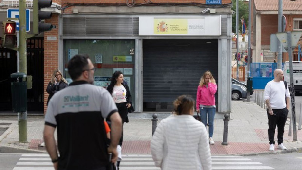 ep archivo   varias personas frente a una oficina del servicio publico de empleo sepe