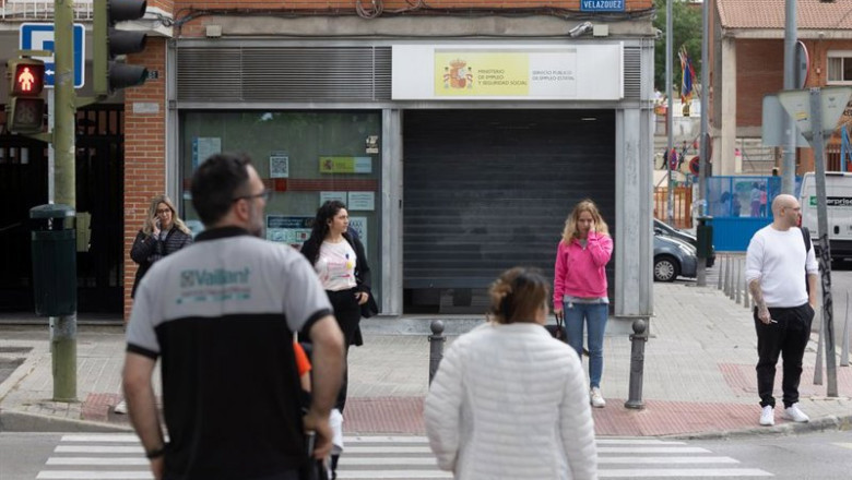 ep archivo varias personas frente a una oficina del servicio publico de empleo sepe ep archivo varias personas frente a una oficina del servicio publico de empleo sepe