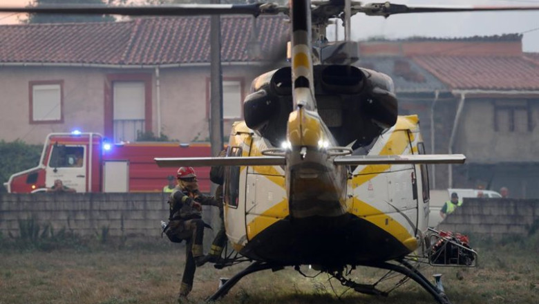 Archivo - Varios bomberos forestales tratan de extinguir el fuego en Lornís, a 18 de septiembre de 2025, en Pantón, Lugo, Galicia (España). | Carlos Castro - Europa Press - Archivo ep archivo varios bomberos forestales tratan de extinguir el fuego en lornis a 18 de septiembre de