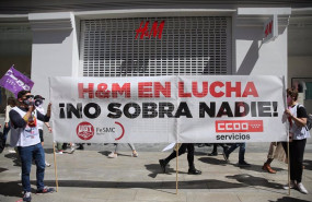 ep archivo   varios trabajadores y trabajadoras de hm se manifiestan frente a una tienda de la