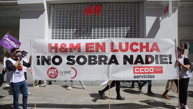 ep archivo varios trabajadores y trabajadoras de hm se manifiestan frente a una tienda de la ep archivo varios trabajadores y trabajadoras de hm se manifiestan frente a una tienda de la