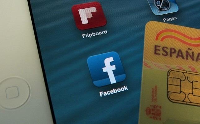 DNI electrónico y Facebook en un iPad | EUROPA PRESS ep dni electronicofacebookun ipad