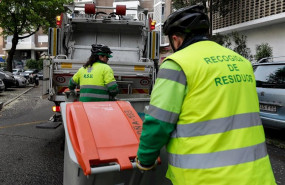 ep dos operarios de recogida de residuos protegidos con mascarilla trasladan cubos de basura