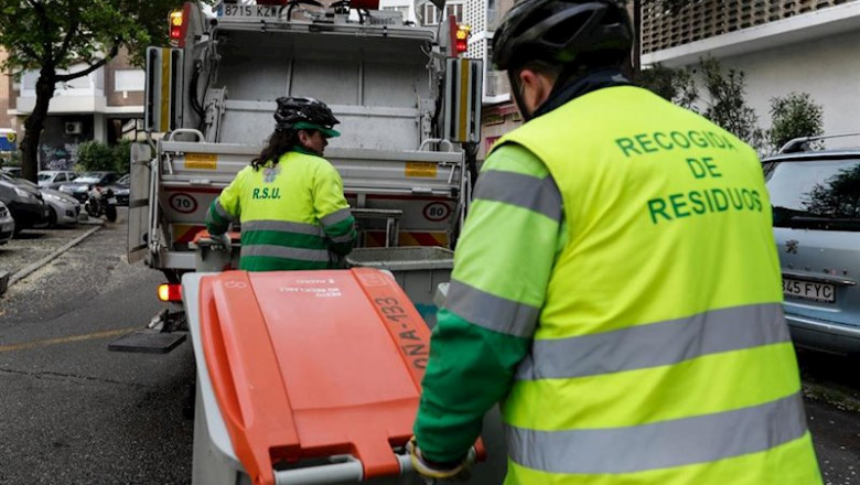 ep dos operarios de recogida de residuos protegidos con mascarilla trasladan cubos de basura ep dos operarios de recogida de residuos protegidos con mascarilla trasladan cubos de basura