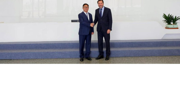 ep el ministro oscar puente junto a un directivo de gotion en las instalaciones de la compania en ep el ministro oscar puente junto a un directivo de gotion en las instalaciones de la compania en