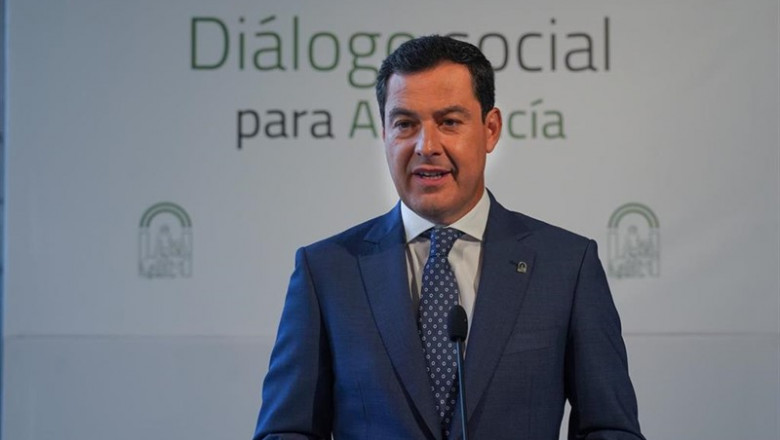 El presidente de la Junta de Andalucía, Juanma Moreno, atiende a los medios después de la reunión de la Mesa de Diálogo Social de Andalucía | Eduardo Briones - Europa Press ep el presidente de la junta de andalucia juanma moreno atiende a los medios despues de la reunion
