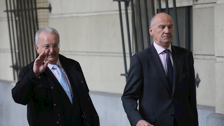 El tribunal del caso ERE convoca la vista sobre la prisión de dos exconsejeros de la Junta de Andalucía y dos exdirectores de Trabajo. En la imagen, el exconsejero de Empleo, Antonio Fernández (i), a su llegada a la Audiencia Provincial de Sevilla | María José López - Europa Press ep el tribunal del caso ere convoca la vista sobre la prision de dos exconsejeros de la junta de