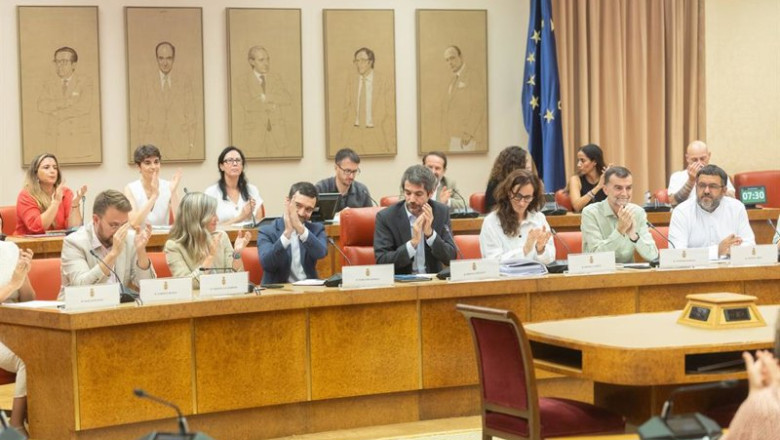 En primera fila, de izquierda a derecha, el portavoz adjunto de Sumar en el Congreso, Alberto Ibáñez, la portavoz de Sumar en el Congreso, Verónica Barbero, el ministro de Consumo y Derechos Sociales, Pablo Bustinduy, el ministro de Cultura, Ernest Urtasu | Eduardo Parra - Europa Press ep en primera fila de izquierda a derecha el portavoz adjunto de sumar en el congreso alberto ibanez