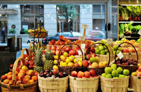 ep estante de frutas en un supermercado