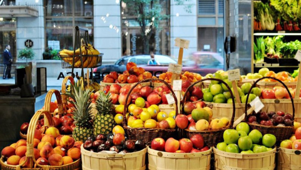 ep estante de frutas en un supermercado