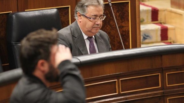 ep gabriel rufian haciendosaludo militarministro juan ignacio zoido