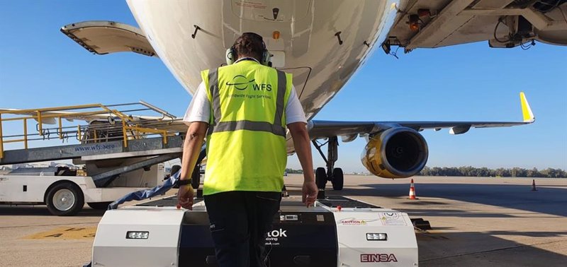 ep imagen de un operario de wfs dirigiendo el nuevo pushback mientras remolca una aeronave ep imagen de un operario de wfs dirigiendo el nuevo pushback mientras remolca una aeronave