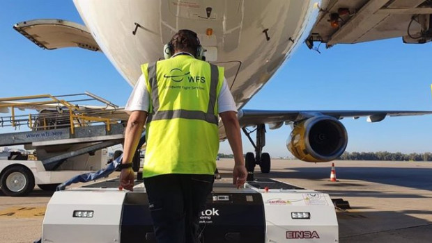 ep imagen de un operario de wfs dirigiendo el nuevo pushback mientras remolca una aeronave