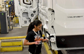 ep imagen de una trabajadora en una planta de ford