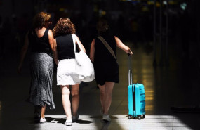 ep imagenes de turistas a su llegada a un aeropuerto