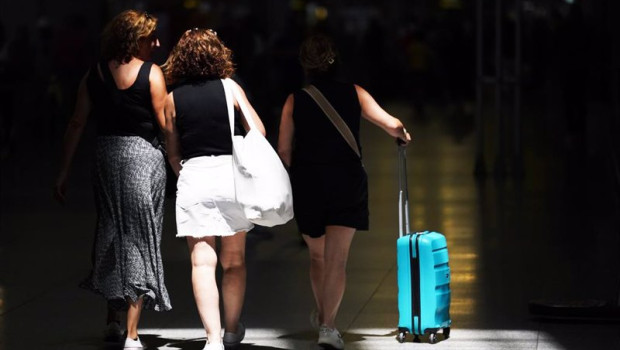 ep imagenes de turistas a su llegada a un aeropuerto