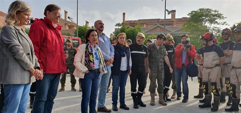 La ministra Margarita Robles visita las zonas afcetadas por la gota dría y el puesto d emando avanzado de Orihuela | GVA ep la ministra margarita robles visita las zonas afcetadas por la gota dria y el puesto d emando