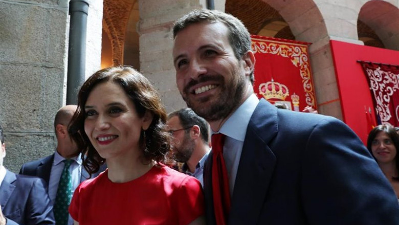 La nueva presidenta de la Comunidad de Madrid, Isabe Díaz Ayuso y el presidente del Partido Popular, Pablo Casado, posan juntos tras el acto de toma de posesión del cargo de Ayuso como presidenta de la comunidad. | JESÚS HELLÍN/ EUROPAPRESS - Archivo ep la nueva presidenta de la comunidad de madrid isabe diaz ayuso y el presidente del partido