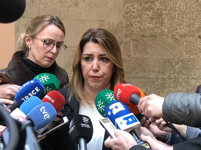 La presidenta de la Junta, Susana Díaz, atiende a los medios. | Europa Press/Archivo ep la presidentala junta susana diaz atiendelos medios