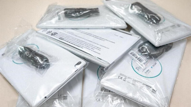 ep la red de voluntarios de colmenar entrega a los alumnos las tablets de la comunidad